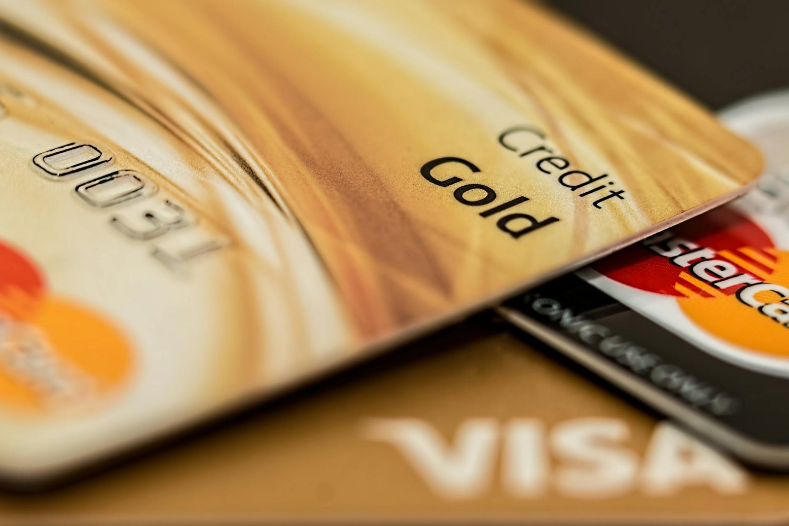 Best International Banking & Cards for Digital Nomads in 2025: