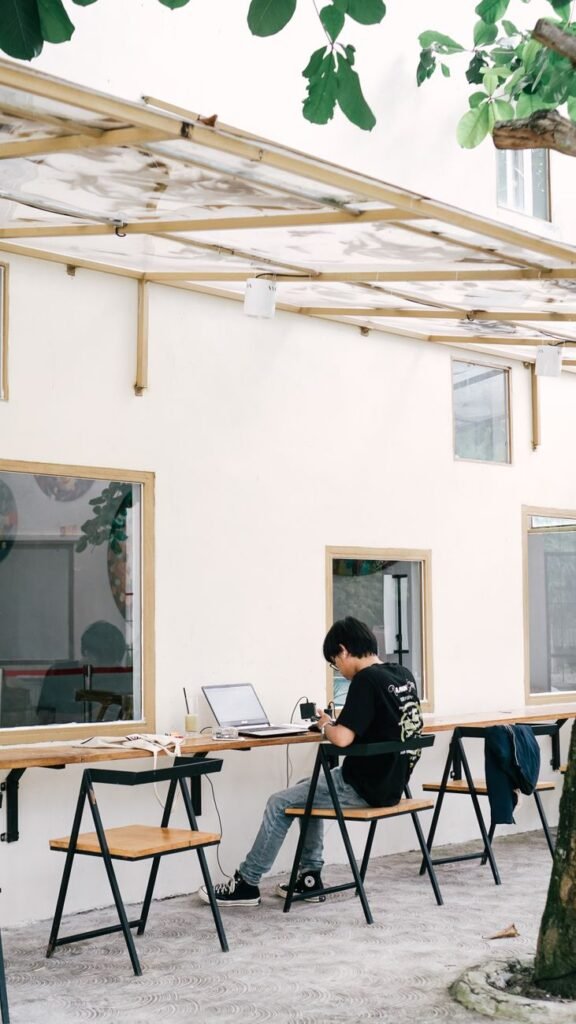 Staying Productive While Traveling Full-Time: A Comprehensive Guide